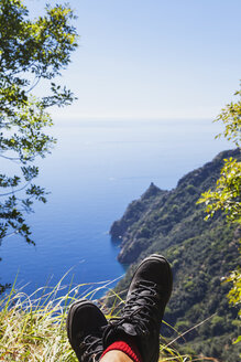 Italien, Ligurien, Halbinsel Portofino, Wanderer rastet in den Bergen - GWF05598