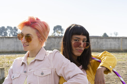 Two alternative friends wearing yellow and pink jeans jackets - AFVF01017