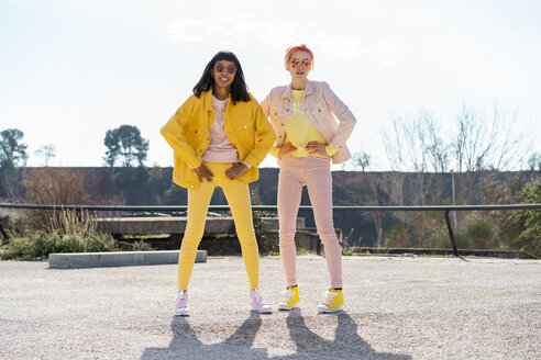 Two alternative friends wearing yellow and pink jeans clothes, posing - AFVF01025