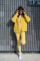 Young woman wearing yellow jeans clothes - AFVF01032