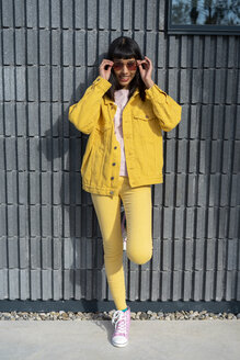 Junge Frau in gelber Jeanskleidung - AFVF01032