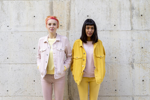 Two alternative friends having fun, wearing yellow and pink jeans clothes - AFVF01042