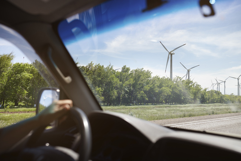 UK, Schottland, Windkraftanlagen vom Auto aus gesehen, lizenzfreies Stockfoto