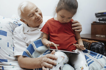 Großvater und Enkelin mit digitalem Tablet zu Hause - AZF00056