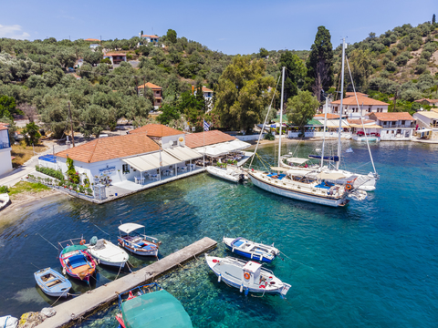 Griechenland, Pelion, Pagasetischer Golf, Sund von Trikeri, Region Volos, Insel Pangias, Luftaufnahme der Bucht von Paleo Trikeri, lizenzfreies Stockfoto