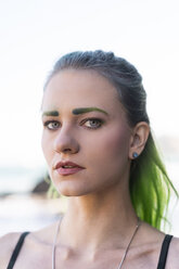 Porträt einer jungen Frau mit grün gefärbten Augenbrauen und Haaren - AFVF01057