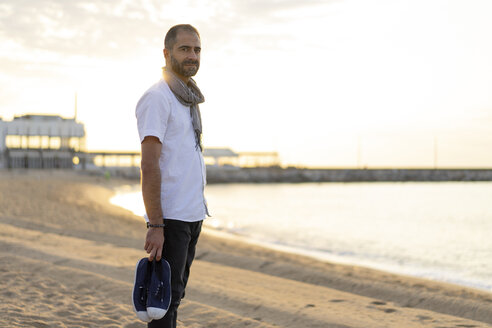 Spanien: Mann am Strand bei Sonnenaufgang - AFVF01072