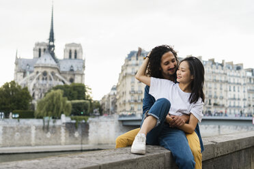 Frankreich, Paris, glückliches junges Paar am Fluss Seine - AFVF01093