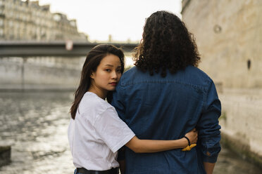 Frankreich, Paris, junges verliebtes Paar am Fluss Seine - AFVF01108