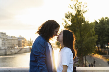 Frankreich, Paris, verliebtes junges Paar an der Seine bei Sonnenuntergang - AFVF01132