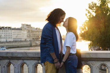 Frankreich, Paris, verliebtes junges Paar an der Seine bei Sonnenuntergang - AFVF01133