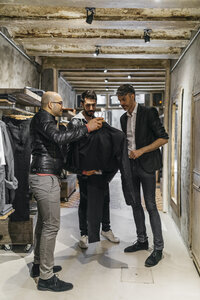 Designer und Stylist in modernem Herrenbekleidungsgeschäft mit neuer Kollektion für Männer - JRFF01700