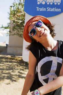 Lächelnde Frau mit Sonnenbrille im Freien - ISF17351