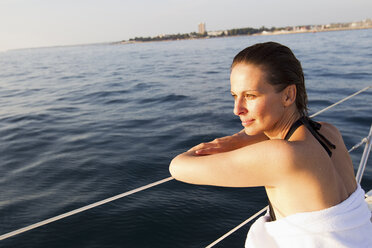 Lächelnde Frau auf einem Boot sitzend - ISF17390