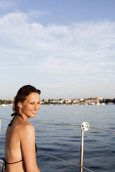 Lächelnde Frau auf einem Boot sitzend - ISF17392