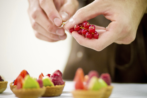 Bäcker macht Obstkuchen in der Küche, lizenzfreies Stockfoto