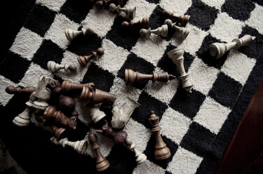 Spielfiguren auf pelzigem Schachbrett - ISF17538