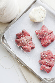 Tablett mit Fleisch, Knoblauch und Salz - ISF17603