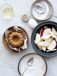 Schalen mit Pudding, Kuchen und Obst - ISF17604