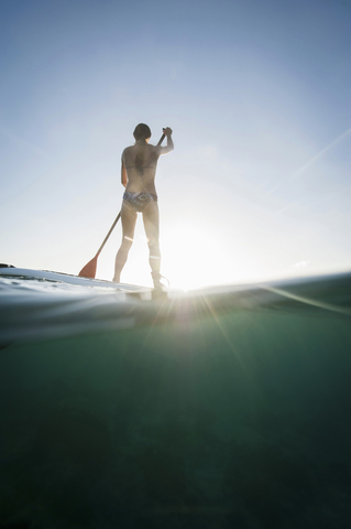 Frau paddelt auf dem Meer, lizenzfreies Stockfoto