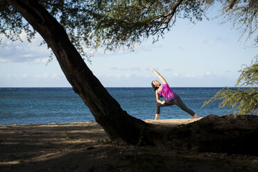 Frau übt Yoga am Strand - ISF17614