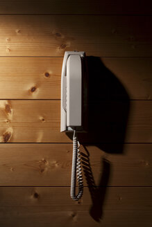 Telefon an Holzwand montiert - ISF17796