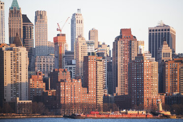 Skyline von New York City und Wasser - ISF17805