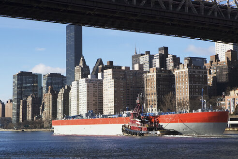 Lastkahn unter der Brücke in New York City - ISF17814