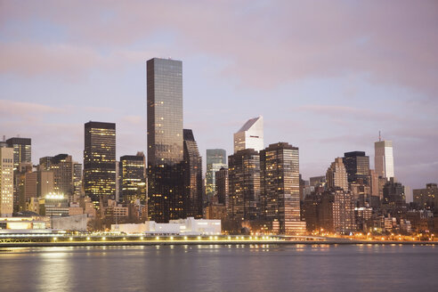 Skyline von New York City in der Abenddämmerung - ISF17818