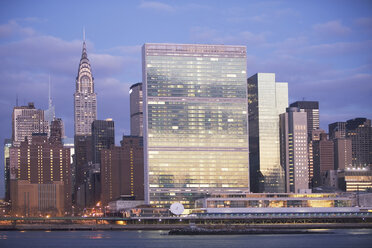 Skyline von New York City in der Abenddämmerung - ISF17820