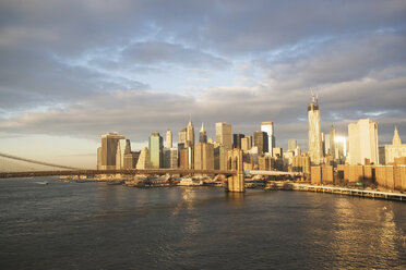 Skyline und Brücke von New York City - ISF17824