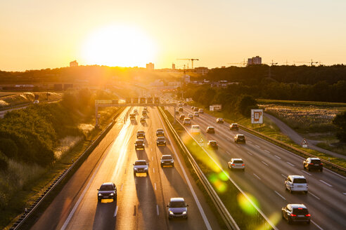 Deutschland, Baden-Württemberg, Stuttgart, Autobahn A8 am Abend - WDF04764