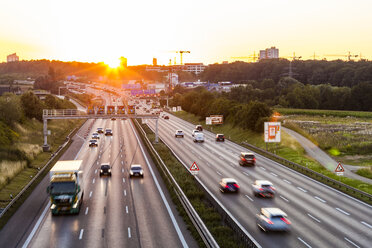 Deutschland, Baden-Württemberg, Stuttgart, Autobahn A8 am Abend - WDF04765