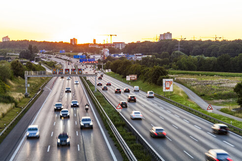 Deutschland, Baden-Württemberg, Stuttgart, Autobahn A8 am Abend - WDF04766