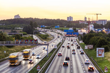 Deutschland, Baden-Württemberg, Stuttgart, Autobahn A8 am Abend - WDF04767