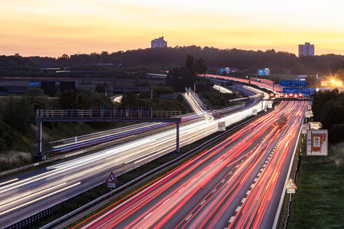 Deutschland, Baden-Württemberg, Stuttgart, Autobahn A8 am Abend, Lichtspuren - WDF04768