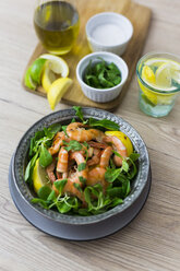 Shrimps with lamb's lettuce in bowl - GIOF03989