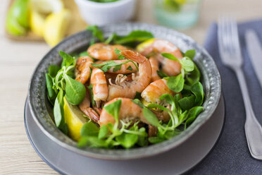 Shrimps with lamb's lettuce on plate - GIOF03991