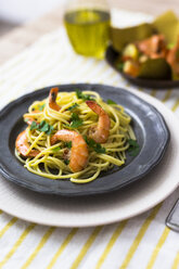 Shrimps mit Spaghetti auf Blechteller - GIOF03998