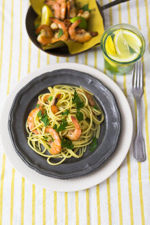 Shrimps mit Spaghetti auf Blechteller - GIOF03999