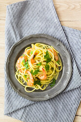 Shrimps mit Spaghetti auf Blechteller, Draufsicht - GIOF04001