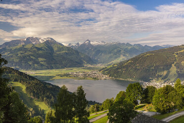 Austria, Salzburg State, Zell am See, View of Zell lake with Kitzsteinhorn in the background - AIF00505