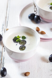 Ajo Blanco, weißer Gazpacho, spanische kalte Suppe, Mandeln und blaue Trauben - SBDF03702