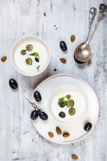 Ajo Blanco, weißer Gazpacho, spanische kalte Suppe, Mandeln und blaue Trauben, Blick von oben - SBDF03705