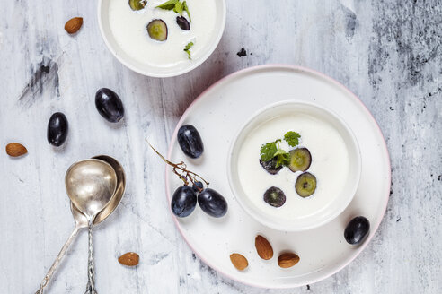 Ajo Blanco, weißer Gazpacho, spanische kalte Suppe, Mandeln und blaue Trauben, Blick von oben - SBDF03706