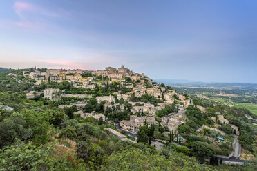 Frankreich, Provence-Alpes-Côte d'Azur, Blick auf Gordes - RPSF00198