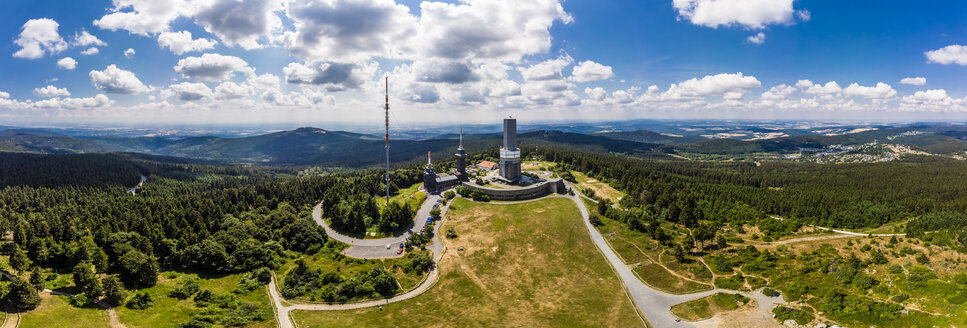 Deutschland, Hessen, Schmitten, Luftbild des Großen Feldbergs, Luftbildmast der hr und Aussichtsturm, im Hintergrund Oberreifenberg - AMF05900