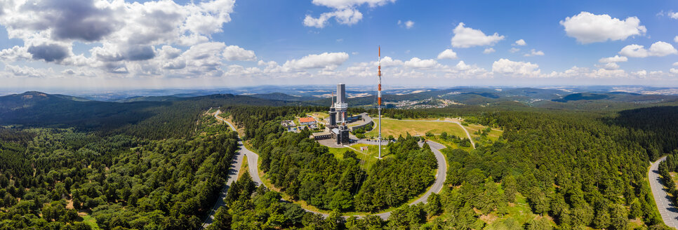 Deutschland, Hessen, Schmitten, Luftbild des Großen Feldbergs, Luftbildmast der hr und Aussichtsturm, im Hintergrund Oberreifenberg - AMF05901