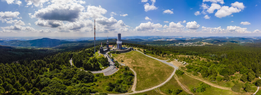 Deutschland, Hessen, Schmitten, Luftbild des Großen Feldbergs, Luftbildmast der hr und Aussichtsturm, im Hintergrund Oberreifenberg - AMF05902