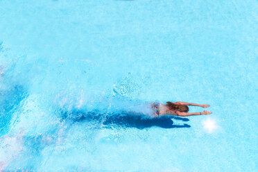Frau taucht im Schwimmbad unter Wasser - SMAF01066